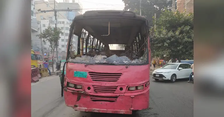 আগুন দেয়া বাসের ছবি